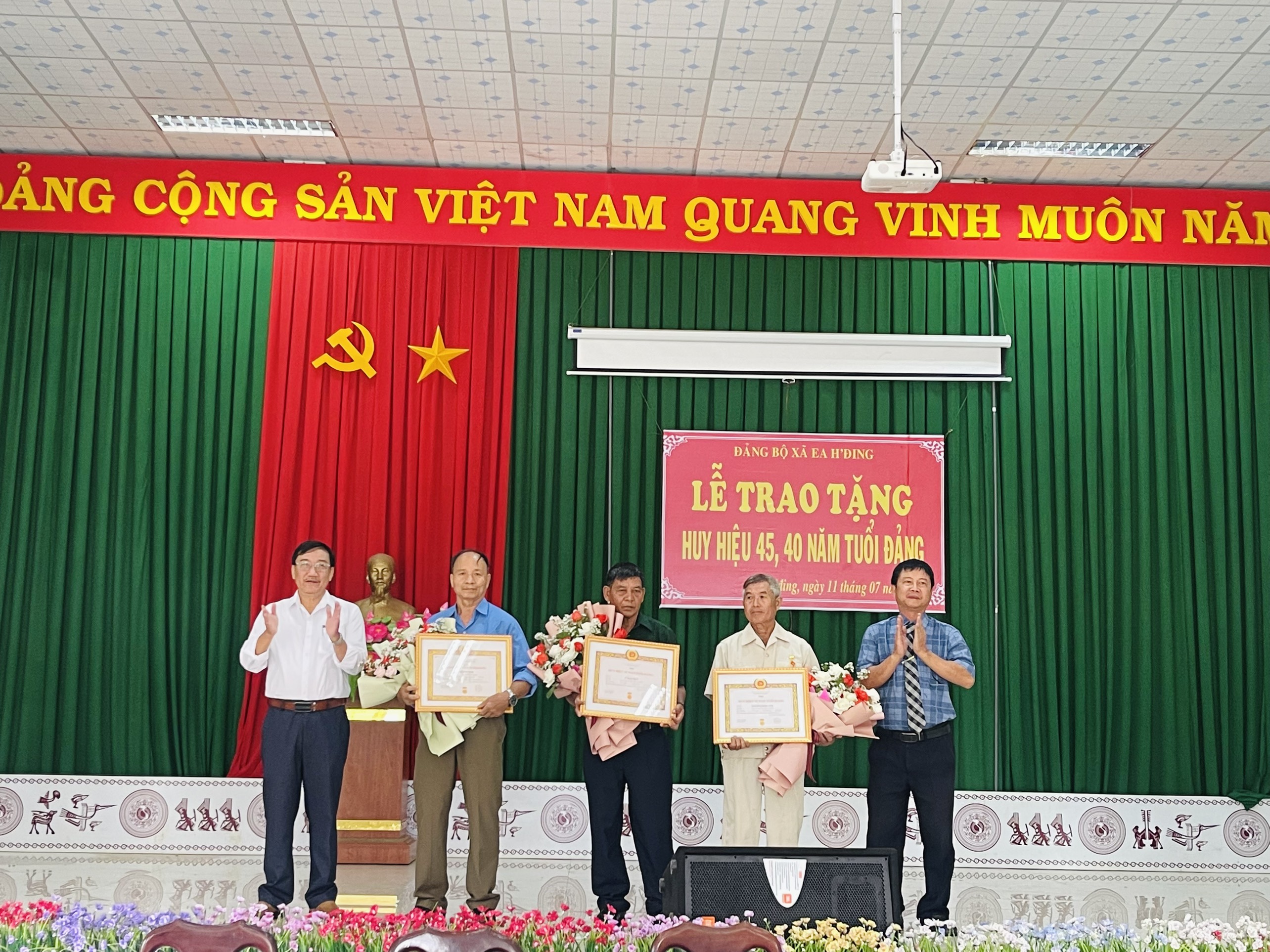 ĐẢNG BỘ XÃ EA H'ĐING TỔ CHỨC TRAO HUY HIỆU 45 VÀ 40 NĂM TUỔI ĐẢNG CHO ĐẢNG VIÊN THUỘC ĐẢNG BỘ